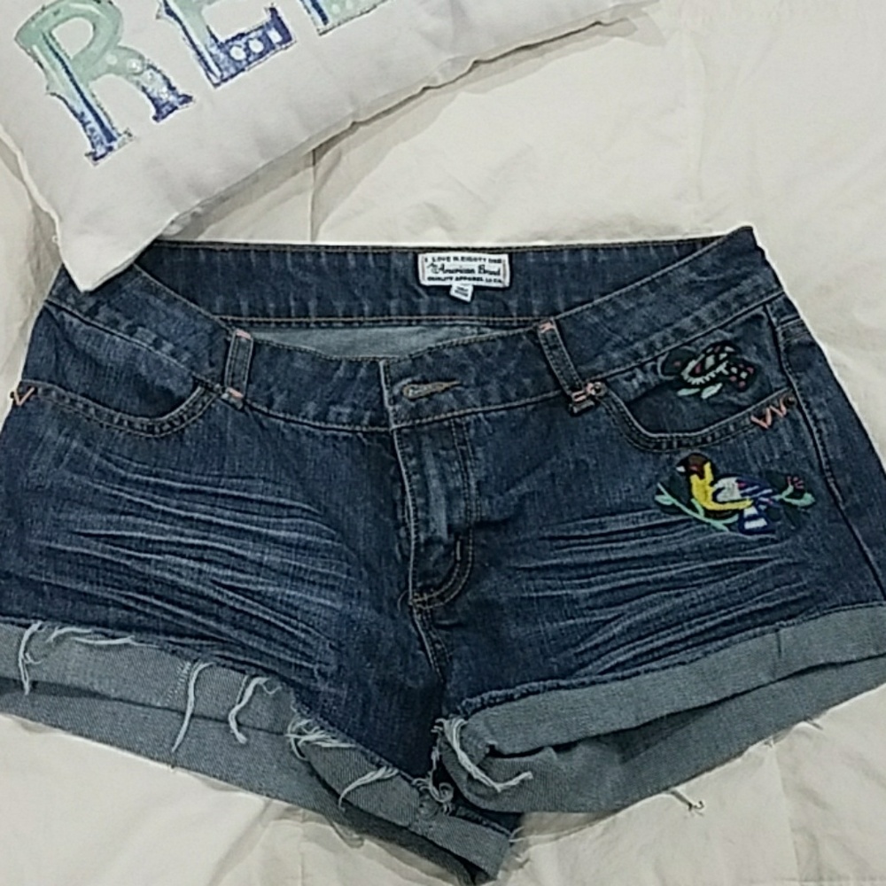 I💘H81 shorts with embroidering. Size 29